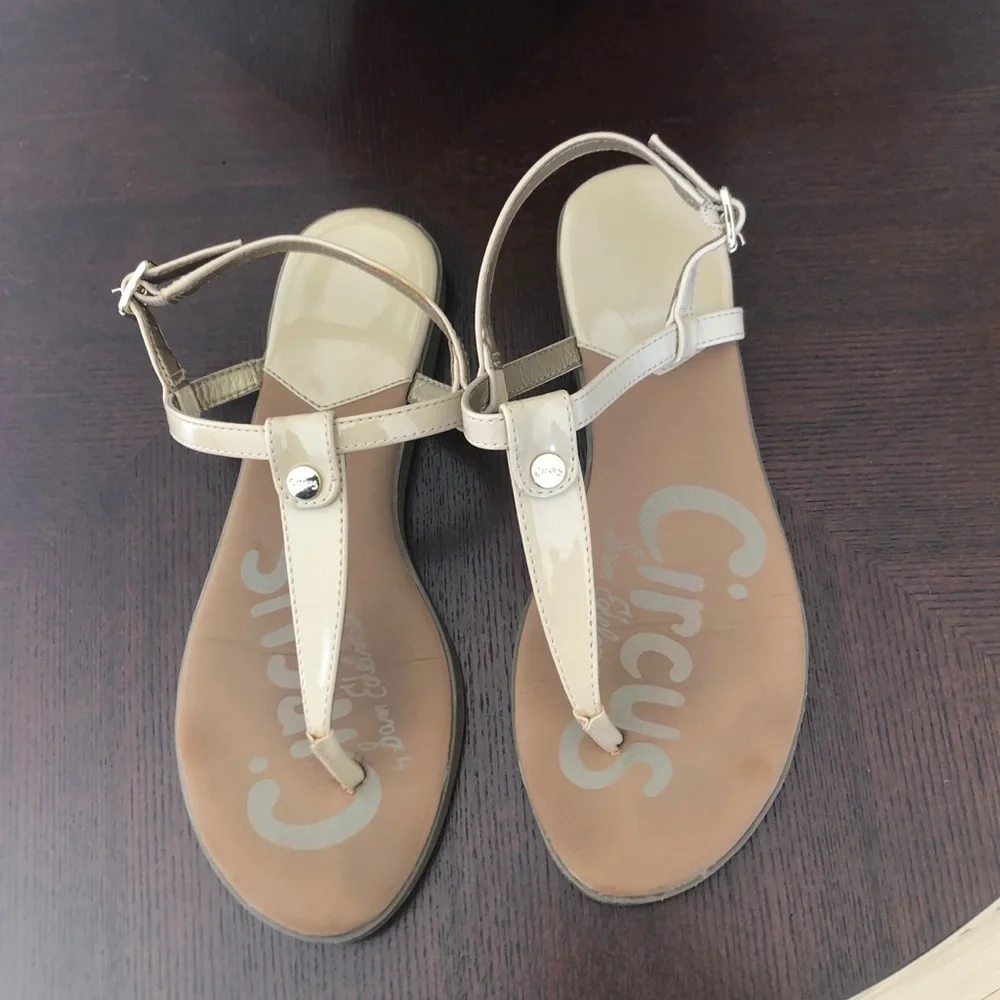 Circus by Sam Edelman Cayden nude patent T strap sandal shoes size 6